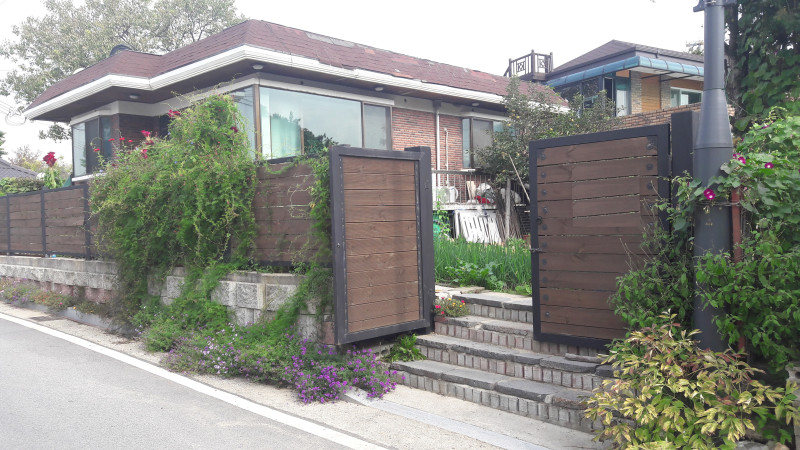 대문 (철재 프레임에 목재 시공)