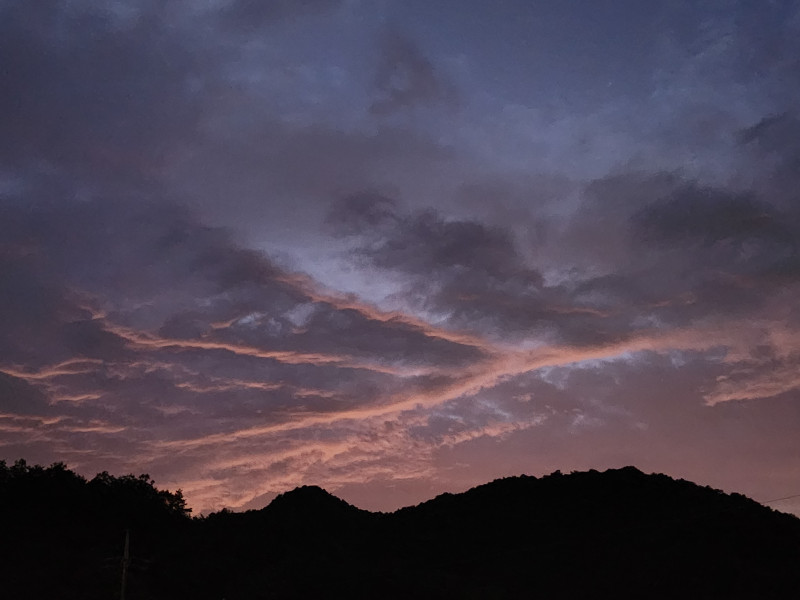 석양이 멋진 삼지창을 만들었군요..